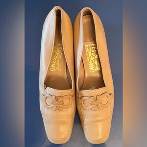 SALVATORE FERRAGAMO
Light Tan Leather Logo Square
Toe Loafers size 8.5